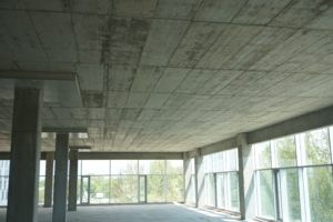 Wnętrze budynku w stanie surowym zbudowane z materiałów dostarczonych przez producenta prefabrykatów Technobeton.